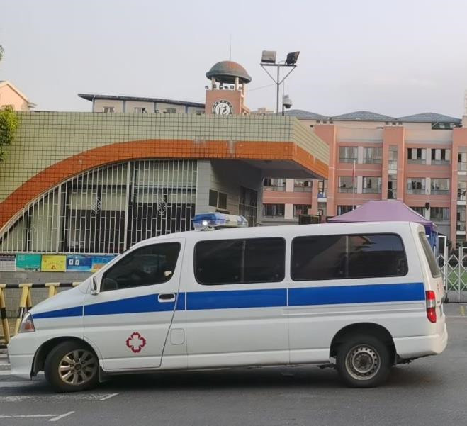 畅好乡救护车出租护送骨折病人一公里多少钱